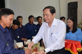 越南祖国阵线中央委员会主席向安江省贫困工人和劳动者发放年礼