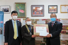 越南驻日本大使馆和越航驻日代表机构为受新冠肺炎疫情影响的越南人提供援助
