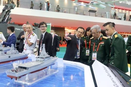 越南国防部代表团对新加坡进行工作访问