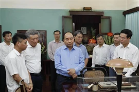  越南政府总理阮春福在67号房向胡志明主席敬香 