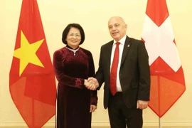 越南国家副主席邓氏玉盛会见瑞士总统乌利·毛雷尔