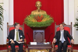 越共中央经济部部长阮文平会见美国-东盟理事会代表团