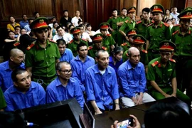 非法贩卖379块海洛因案： 8个死刑1个无期徒刑