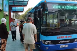 河内市民排队办理公交车免费卡 