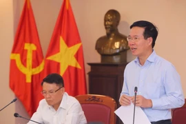 将反腐斗争与筑牢党的思想基础相结合