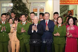  越共中央总书记、国家主席阮富仲向113警察部队和国家电力系统调度中心拜年