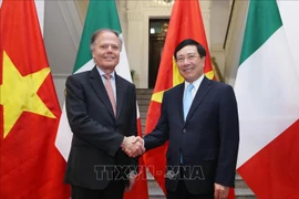 意大利外长米拉内西访问越南 与越南外长范平明举行会谈