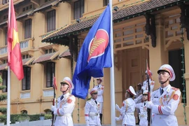 东盟会旗升旗仪式在首都河内举行