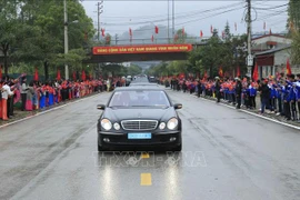 朝鲜最高领导人金正恩车队离开同登火车站 驶往河内