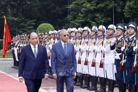 越南政府总理阮春福与马来西亚总理马哈蒂尔举行会谈