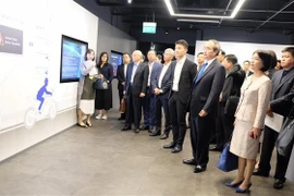 胡志明市市委书记阮善仁与新加坡若干部门领导会面交流