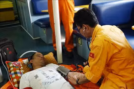 紧急将海上遇险外国船员送往医院接受治疗
