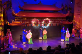 欣赏下龙市传统艺术表演活动