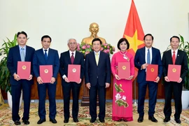 2019-2022年任期六位新任驻外大使任命书颁发仪式在河内举行