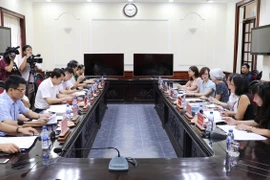 外国驻越使馆代表团来宁平省了解领事工作
