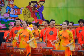 耶府庙会热闹开场 四面八方游客踊跃参加