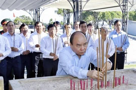 阮春福在广治省上香缅怀英雄烈士