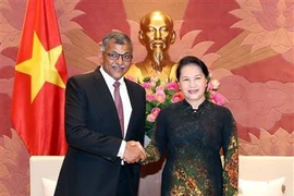 越南国会主席阮氏金银会见新加坡首席大法官