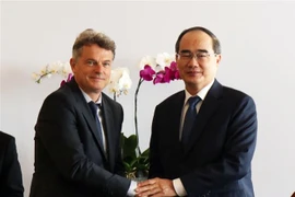 胡志明市市委书记阮善仁会见法国共产党全民书记法比安·鲁塞尔