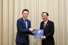 胡志明市同爱尔兰加强教育、卫生领域合作
