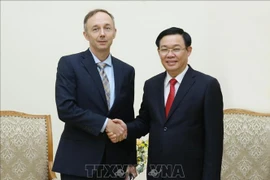 政府副总理王廷惠会见耐克公司副总裁Chris Helzer