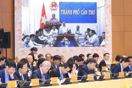 提出突破性解决方案 全力化解经济发展中的困难