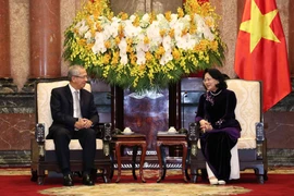 越南国家副主席邓氏玉盛会见泰国最高法院代表团