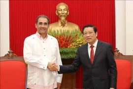 越共中央内政部部长潘廷镯会见巴拿马民族独立联盟代表团