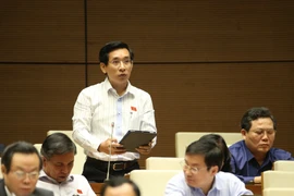 第十四届国会第八次会议：表决关于免去国会法律委员会主任和卫生部长职务的决议