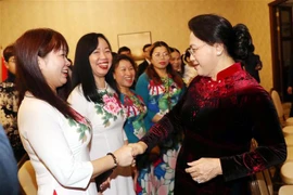 越南国会主席阮氏金银会见旅居白俄罗斯越南人 