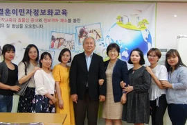 越南驻韩国大使馆看望遭韩国丈夫虐待的越籍女性