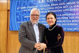 委内瑞拉驻越大使荣获“致力于各民族和平友谊”纪念章