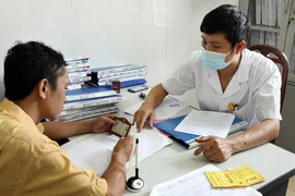 北江省98% 接受ARV治疗的HIV感染者持有医疗医保卡