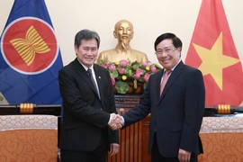 越南政府副总理兼外长范平明会见东盟秘书长林玉辉