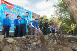 坚江省在土珠岛上兴建祖国旗台