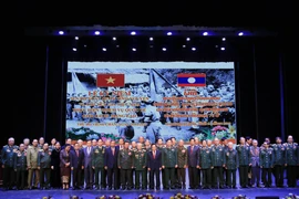 援老越南志愿军和专家传统日70周年纪念活动在万象隆重举行