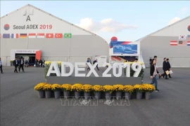 越南国防部代表团参观2019年韩国首尔国际航空航天暨军工业展览会
