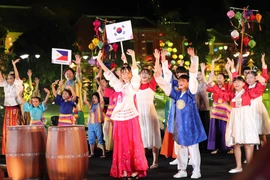 “四方文化色彩”艺术晚会在会安市举行