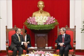 越共中央经济部部长阮文平会见美国财政部代表团