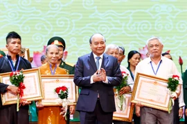 越南政府总理阮春福出席2019年全国伤残军人先进代表表彰大会