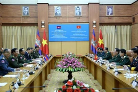 国防部部长吴春历与柬埔寨国防部部长迪班举行会谈
