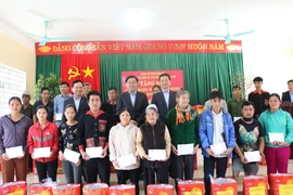 政府副总理王廷惠给和平省贫困儿童家庭拜年