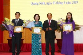 广宁省多个集体和个人荣获老挝国家主席授予的勋章