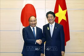 政府总理阮春福与日本首相安倍晋三举行会谈