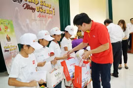 越捷航空公司携手为贫困儿童点燃梦想