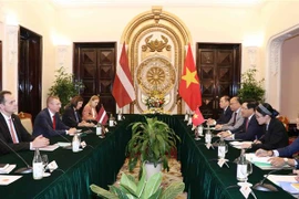 越南政府副总理兼外长范平明与拉脱维亚外长林克维奇斯举行会谈