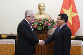 越南政府副总理范平明会见前来辞行拜会的澳大利亚驻越大使