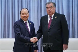 阮春福总理会见塔吉克斯坦总统埃莫马利•拉赫蒙