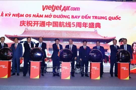 阮春福出席越捷航空开通中国航线5周年盛典