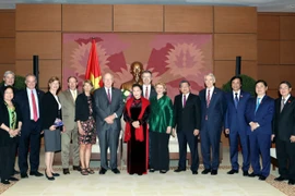 国会主席阮氏金银会见美国参议员代表团